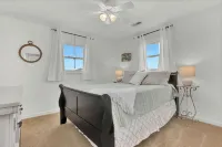 Steps to the Beach. Canal Front with New Dock. Clean, Cozy Getaway.