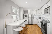 Serene 2-Bedroom Venice Apartment with Private Entrance