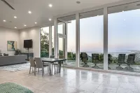Pool & Coastline Views: Luxe La Jolla Home