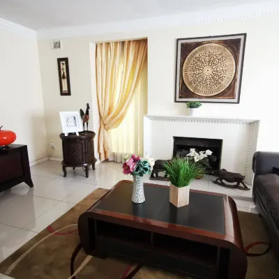 Spacious 4BR Home Pool & Balconies Krantzkloof - ที่มีสระว่ายน้ำ