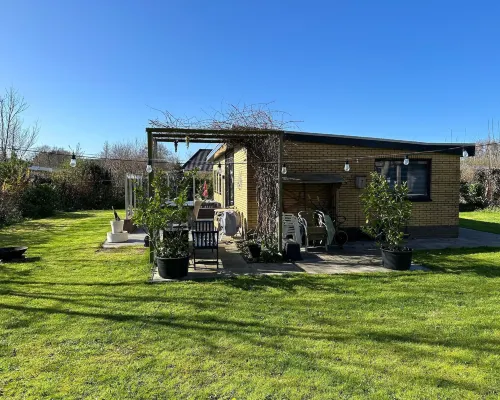 Beautiful Bungalow with Spacious Garden Hotéis em De Cocksdorp