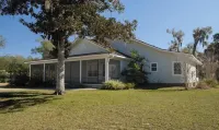 Perfect Lakefront Getaway on clear deep private lake 20 min from Gainesville