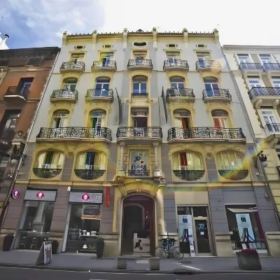 Red Nest Hostel Hotels near La Lonja de la Seda de Valencia