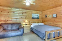 Cedar Falls Cabin Nestled by Honey Creek - Wifi