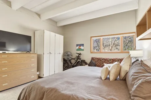 She305 Summit House East 1 Bedroom Condo