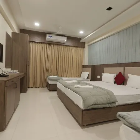 Royal Palace Hotel Surat Velanja