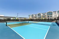 Modern Family Townhome: 4BR/44BA Pool & EV Charger - Kitchen