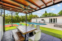 Villa Solara | Pool · Cinema · Basketball Court - Villas