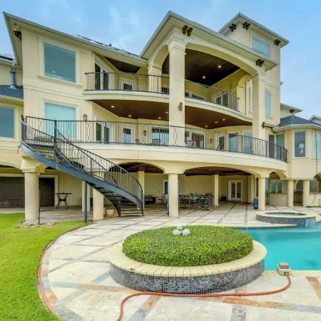 Bayfront Villa w/ Million-dollar Views in Seabrook