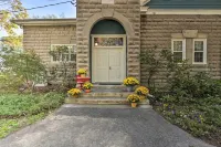 Renovated WV Schoolhouse History Buffs Heaven! - 3-Star