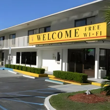 Super 6 Inn & Suites