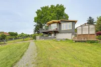 Hot Tub & Puget Sound View! Whidbey Island Retreat - Strand