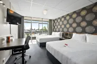 Heartland Ambassador Hotel Hamilton - balcony