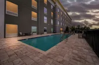 HomeTowne Studios by Red Roof Fort Myers - piscina