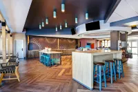 Tru by Hilton Edmonton Windermere - Swimmingpools