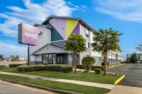 Spark by Hilton Norfolk - Bãi đậu xe