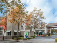 Holiday Inn Express & Suites BERKELEY by IHG Hotele w pobliżu Elements