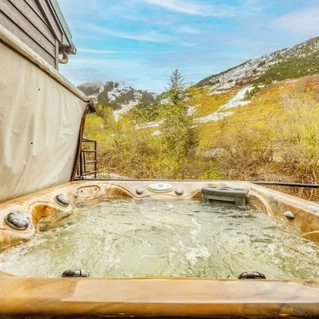 Three-Floor Slopeside Condo w Direct Mountain Views