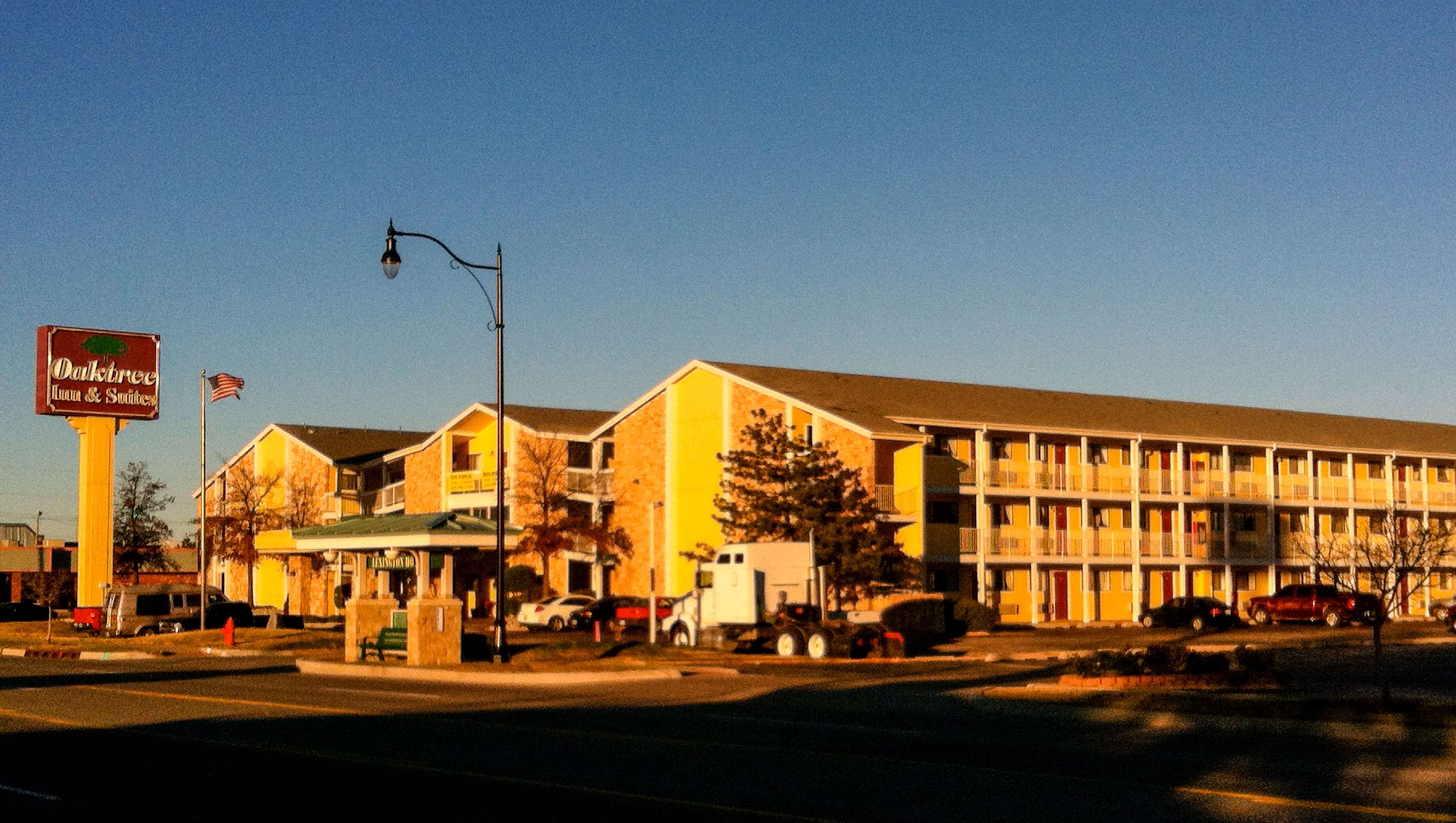 Oaktree Inn and Suites