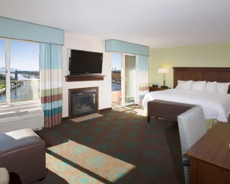 薩斯城河岸歡朋套房酒店 索拉諾縣酒店