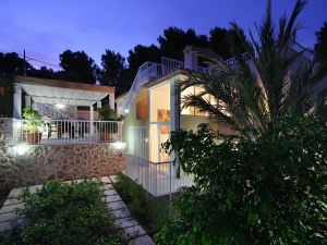 Holiday House for 8 Persons, with Swimming Pool, Near the Beach