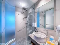 Holiday Inn Express Jakarta Menteng Hotels near Arion Mall