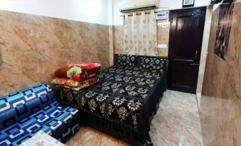 Room in Guest Room - Aggarwal Guest House in Cream Location 92,121,74700