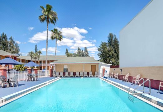 4. 하워드 존슨 바..