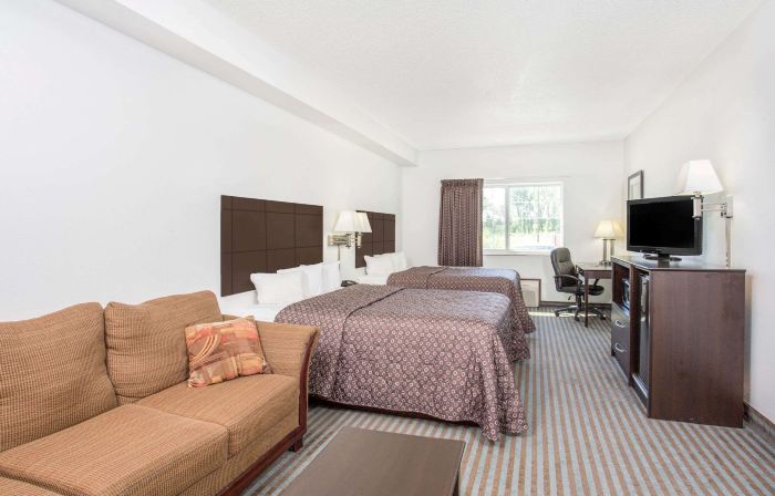 Super 8 by Wyndham Cedar Falls IA - University