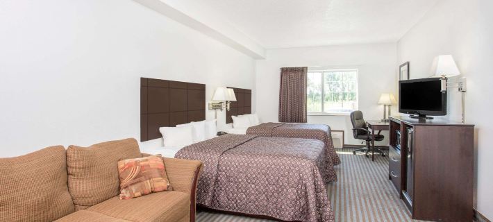 Super 8 by Wyndham Cedar Falls IA - University Hotels in Cedar Falls