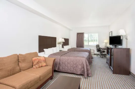 Super 8 by Wyndham Cedar Falls IA - University Hotels in 