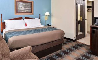 Econo Lodge Inn & Suites