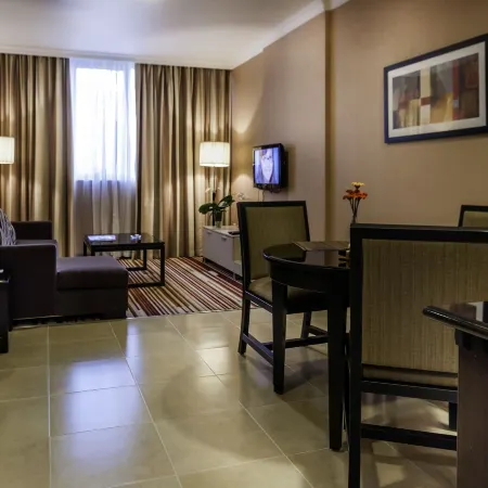 EXECUTIVE SUITES Отели рядом с достопримечательностью «Стадион «Аль-Нахайян»»