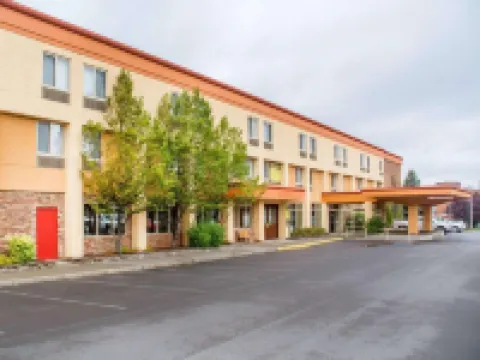 Clarion Hotel & Suites Riverfront Hoteles en Oswego