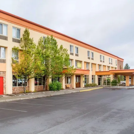 Clarion Hotel & Suites Riverfront