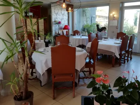 Hôtel de Bretagne Dol Centre Ville - Hotel et Restaurant Отели в г. Шерюекс