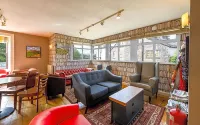 Alston House Hotel - parking