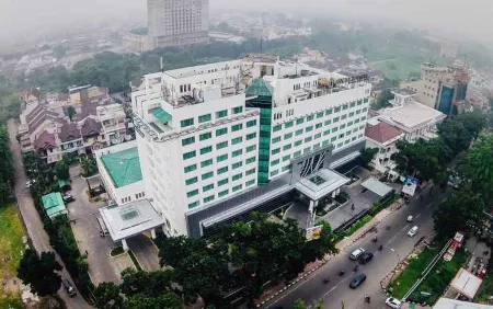 Emerald Garden International Hotel Отели рядом со станцией Medan Train Station