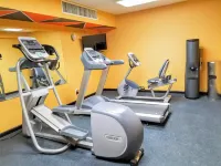 Days Inn by Wyndham Windsor Locks / Bradley Intl Airport - Gym