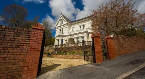 James' Place at Brynawel فنادق في ميرتير تيدفيل