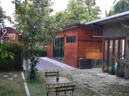 9Roomz Hotel Отели рядом с достопримечательностью «Wat Saraphi»