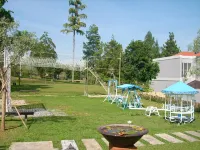 Villa Bukit Pinus Hotels in Caringin