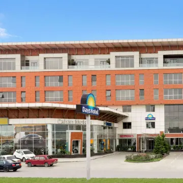 Days Hotel by Wyndham Baku Отели рядом с достопримечательностью «Крепость Рамана»