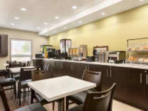 Super 8 by Wyndham Ajax/Toronto on Hotels in Ajax