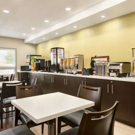 Super 8 by Wyndham Ajax/Toronto on
