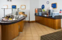 Holiday Inn Express NEWPORT by IHG - breakfast
