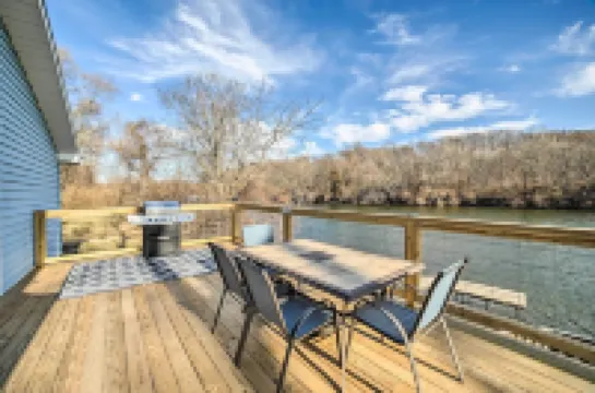 Charming Riverfront Retreat in Monticello! Hotels in Union Township