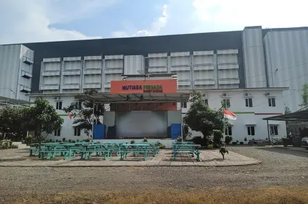 Urbanview Hotel Mutiara Persada Syariah Majalengka by RedDoorz Отели в г. Jatiwangi