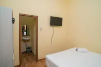 RedDoorz Syariah Near Jembatan Merah Plaza Hotel a Bubutan