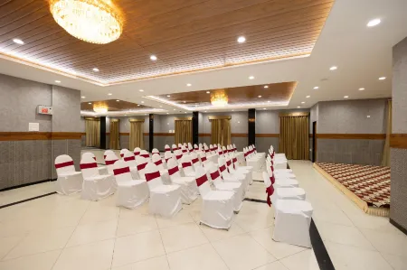 Poornima Regency Отели рядом с достопримечательностью «Лалба Ботаникал Гарден»